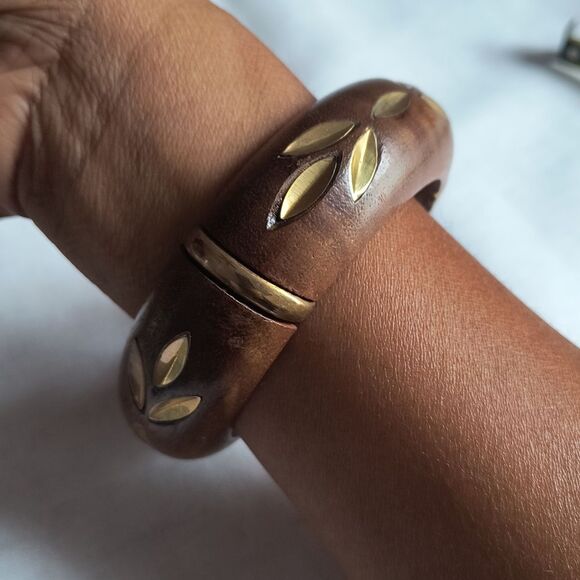 Vintage Carved Chunky Brown Wood Bangle Bracelet with Gold Tone Leaf Inlays - Picture 4 of 6